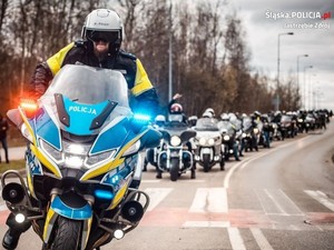 Zdjęcie motocyklistów oraz policjanta na motorze.