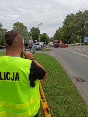 Zdjęcie przedstawiające policjanta dokunującego pomiaru skrzyżowania.
