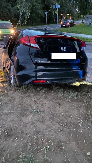 Zdjęcie przedstawiające uszkodzony samochód honda oraz inne pojazdy.