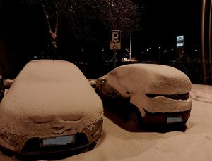 Zdjęcie dwóch zaśnieżonych pojazdów.