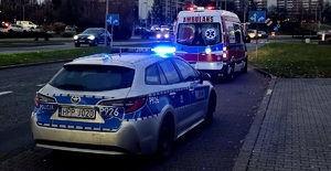 Zdjęcie radiowozu oraz karetki.