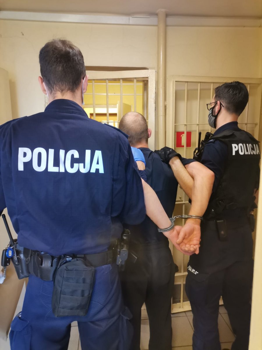 Zdjęcie przedstawiajace policjantów oraz zatrzymanego.