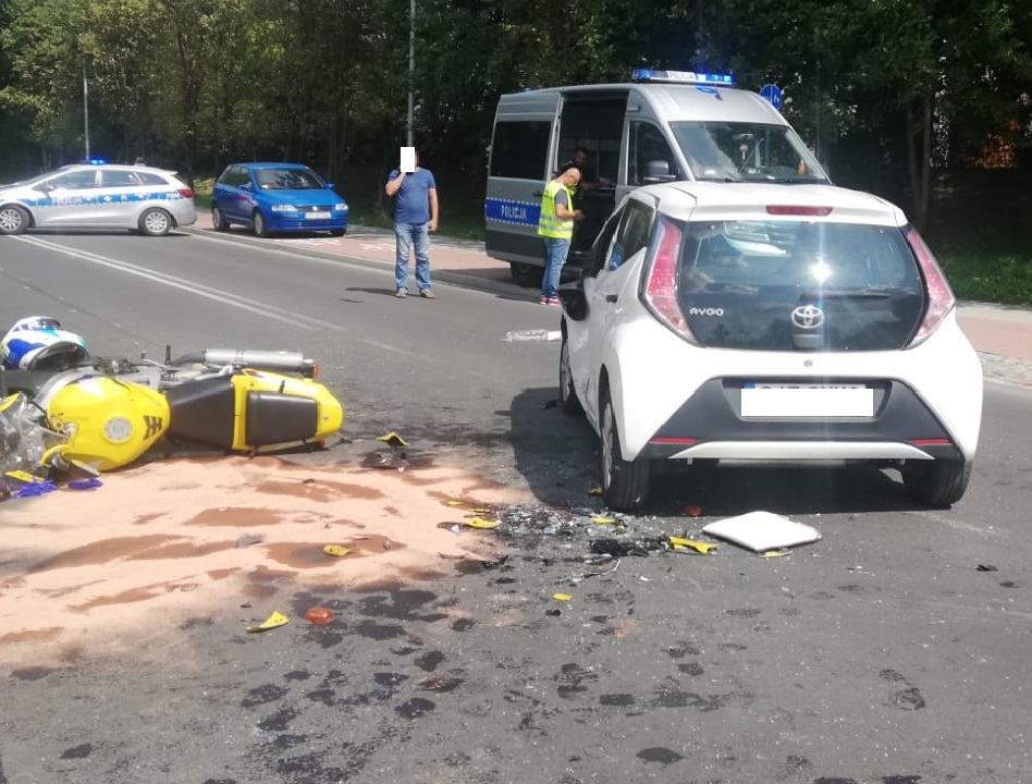 Zdjecie przedstawiające miejsce zdarzenia drogowego oraz uszkodzone pojazdy.