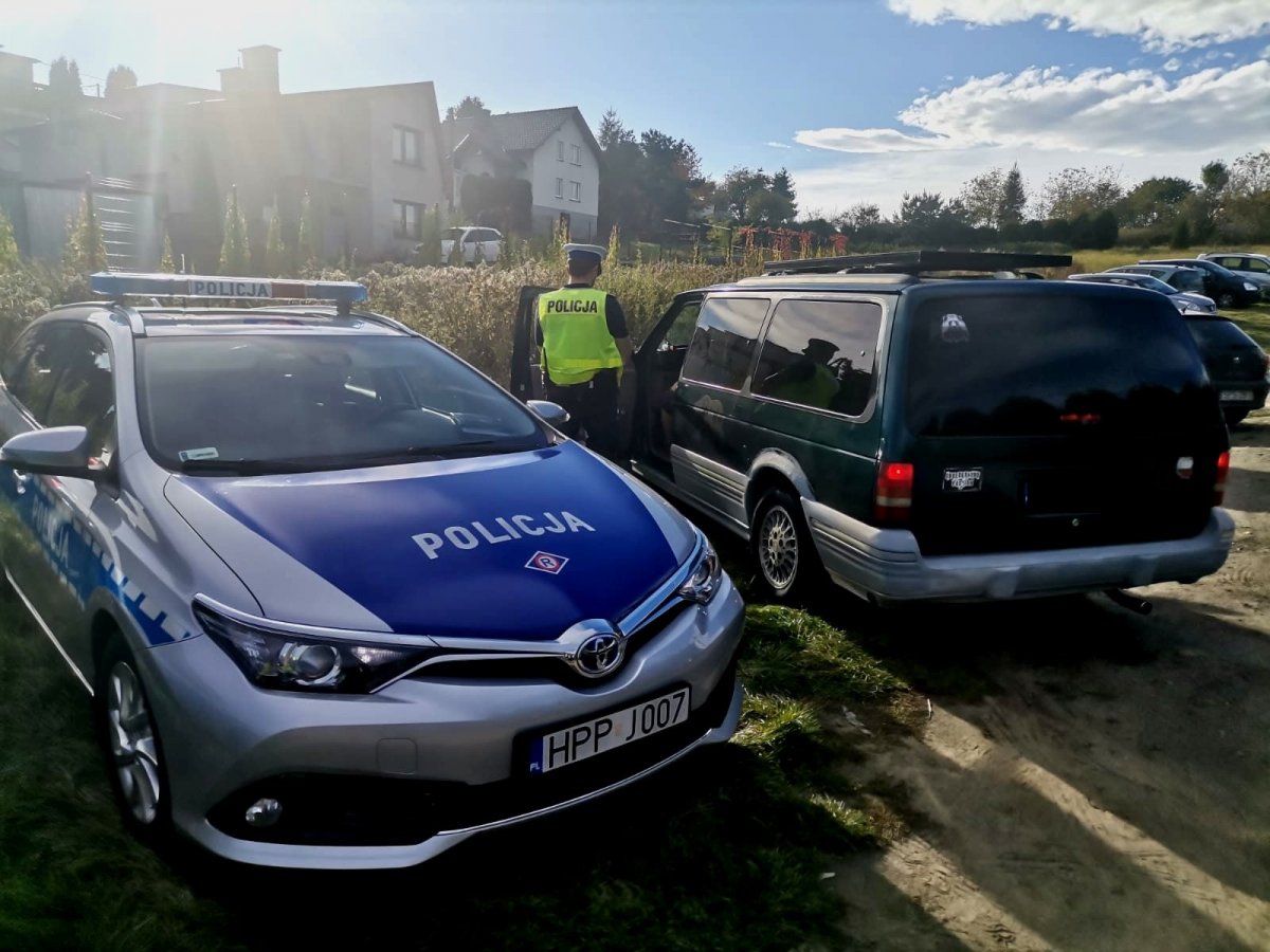 Zdjęcie przedstawiające policjanta w trakcie kontroli drogowej.