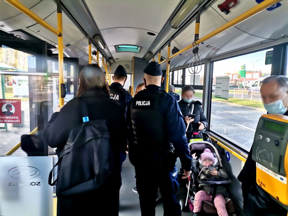 Zdjecie przedstawiajace policjantów w autobsie komunikacji miejskiej.