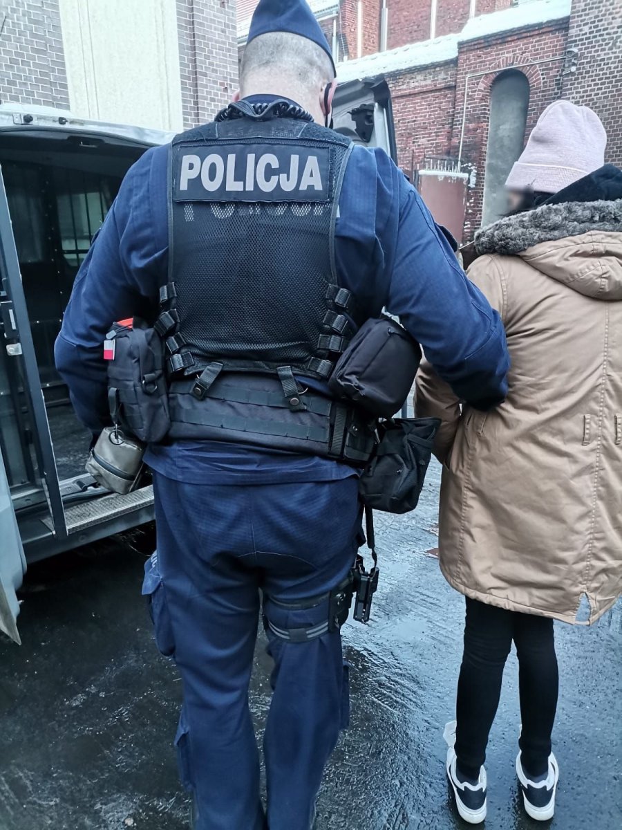 Zdjecie policjanta oraz osoby poszukiwanej.