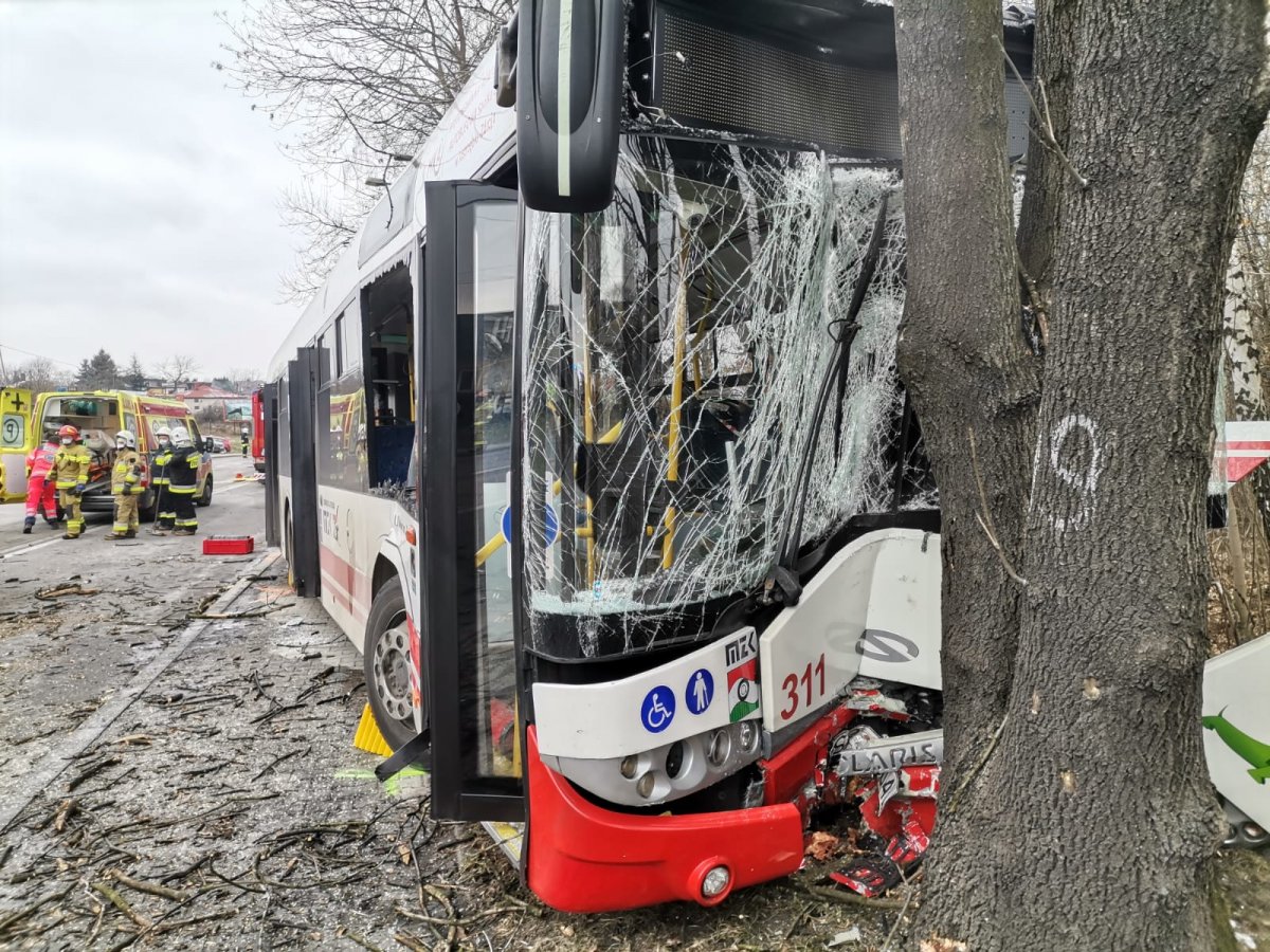 Zdjęcie uszkodzonego autobusu komunikacji miejskiej.