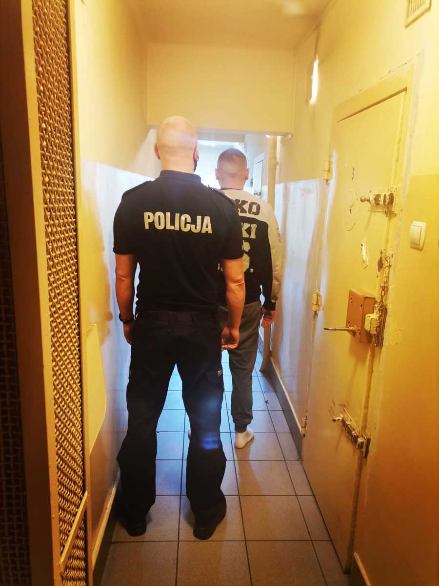 Zdjęcie policjanta oraz osoby zatrzyamnej. 