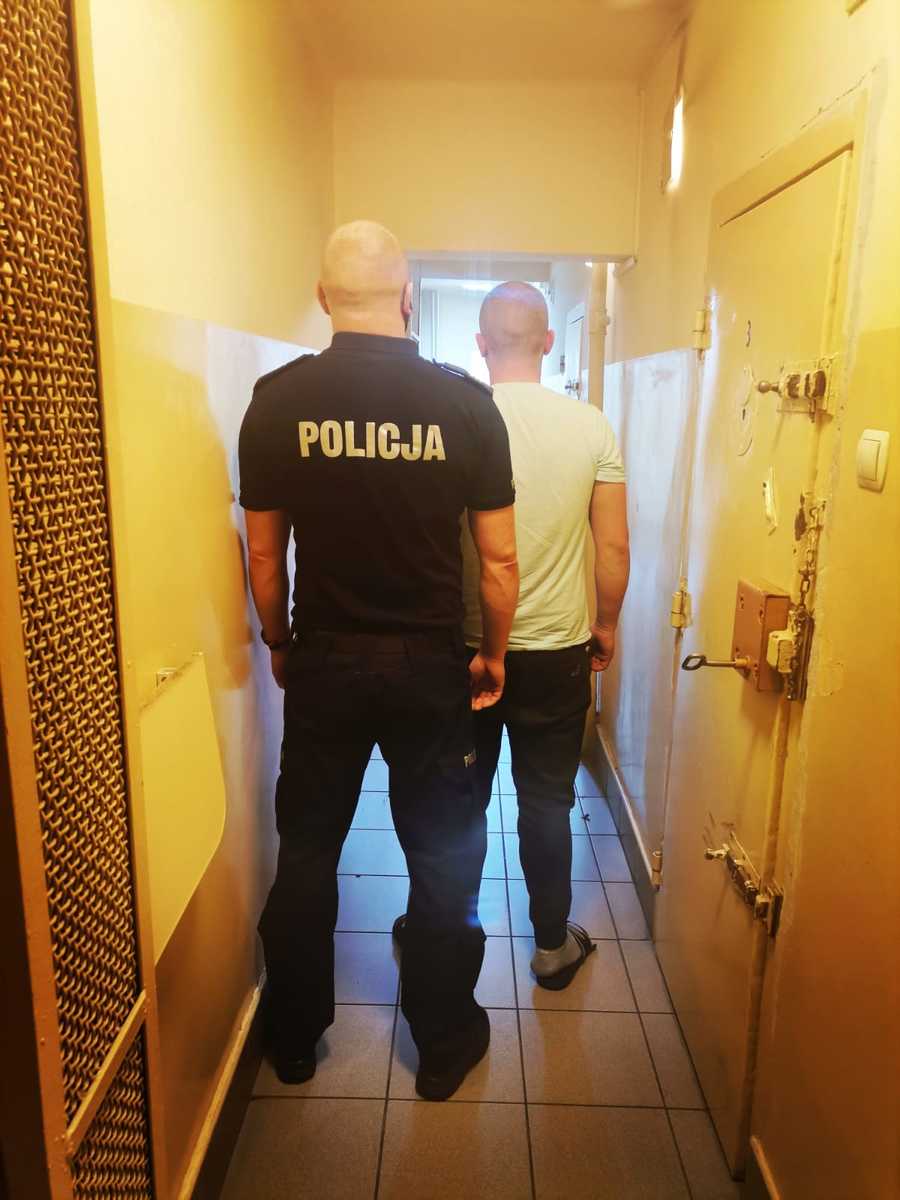 Zdjęcie policjanta oraz osoby zatrzyamnej. 