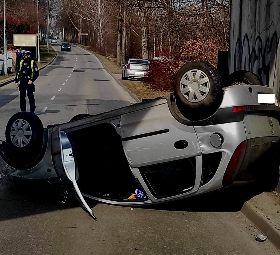 Zdjęcie uszkodzonego pojazdu opel.