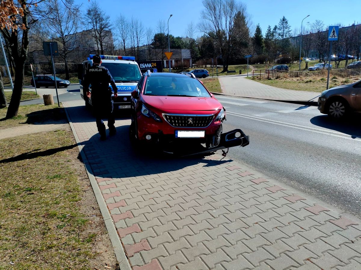 Zdjecie uszkodzonego pojazdu oraz radiowozu.