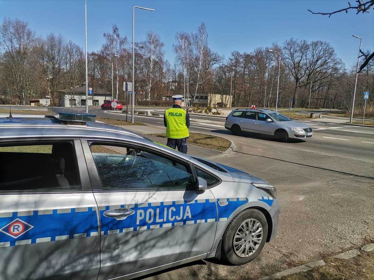 Zdjęcie przedstawiajace policjanta ruchu drogowego oraz radiozów.