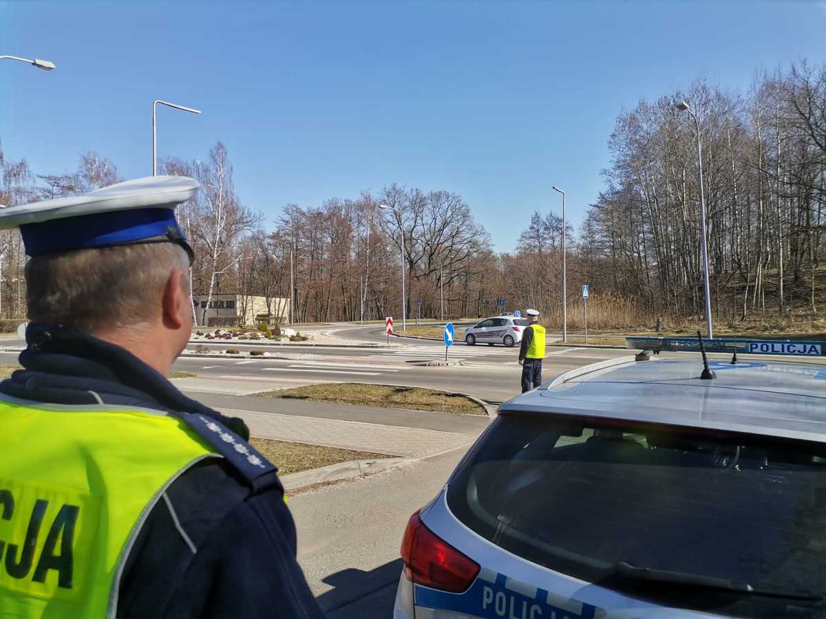 Zdjęcie przedstawiajace policjanta ruchu drogowego oraz radiozów.