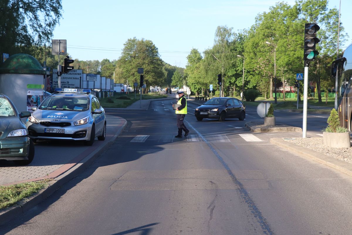 Zdjecie pojazdów na skrzyżowaniu.