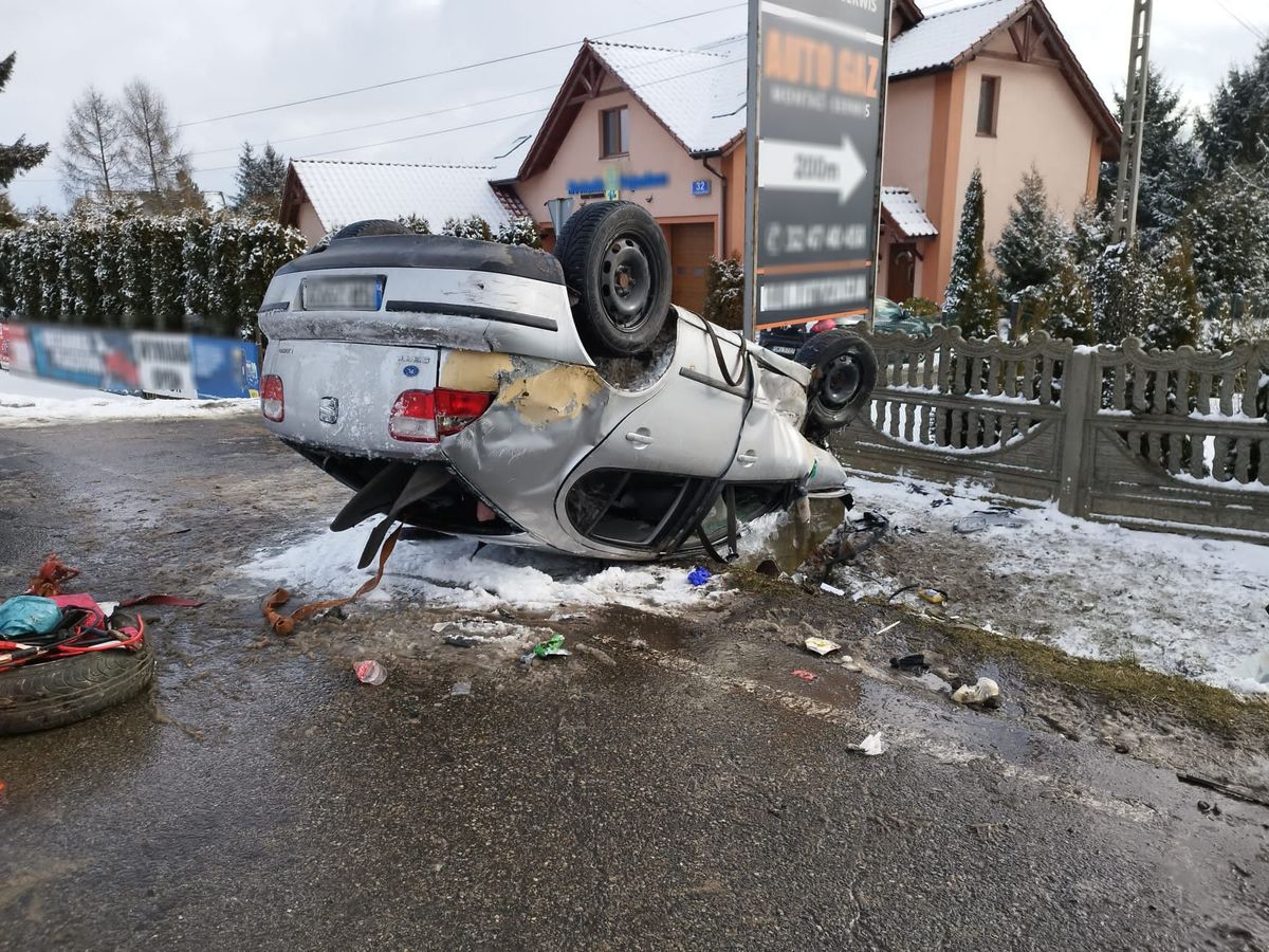 Zdjęcie samochodu, który dachował.