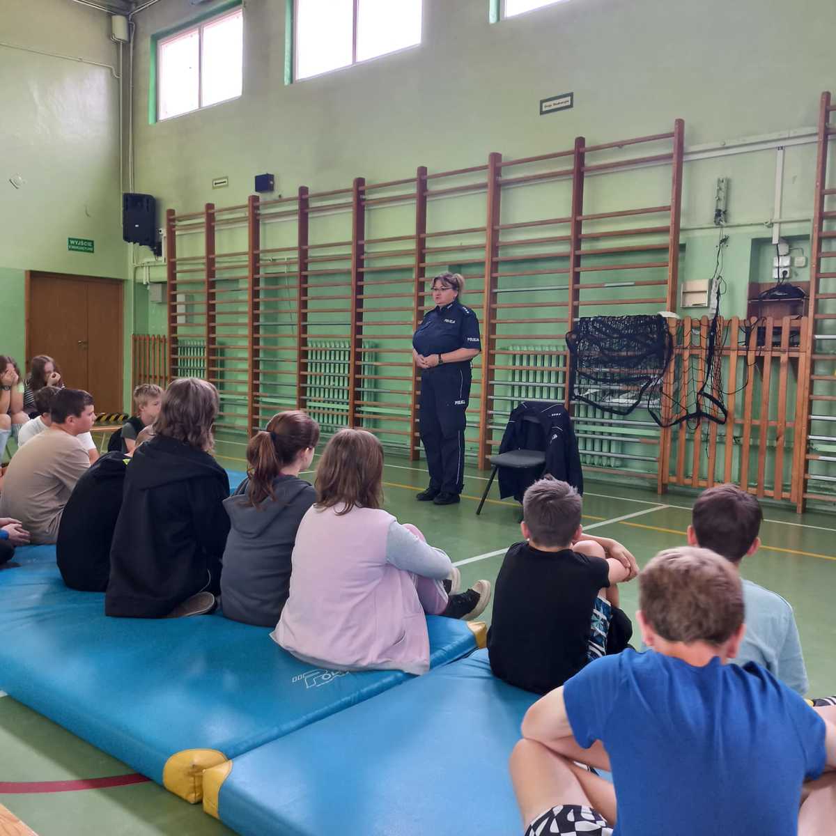 Zdjęcie uczniów oraz policjantki.