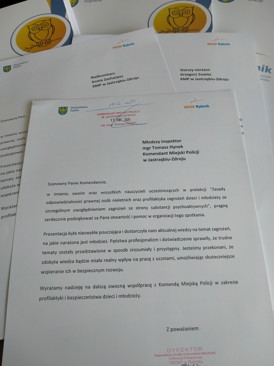 Zdjęcie podziękowań dla policjantów, tematyka podziękowań zawarta jest w opisie spotkania.