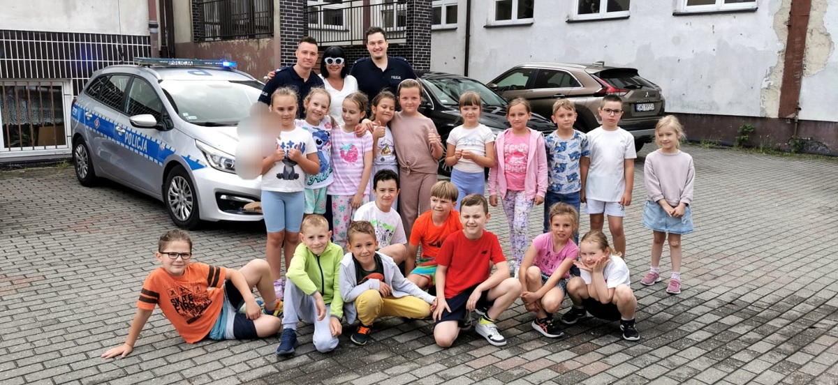Zdjęcie policjantów i dzieci.
