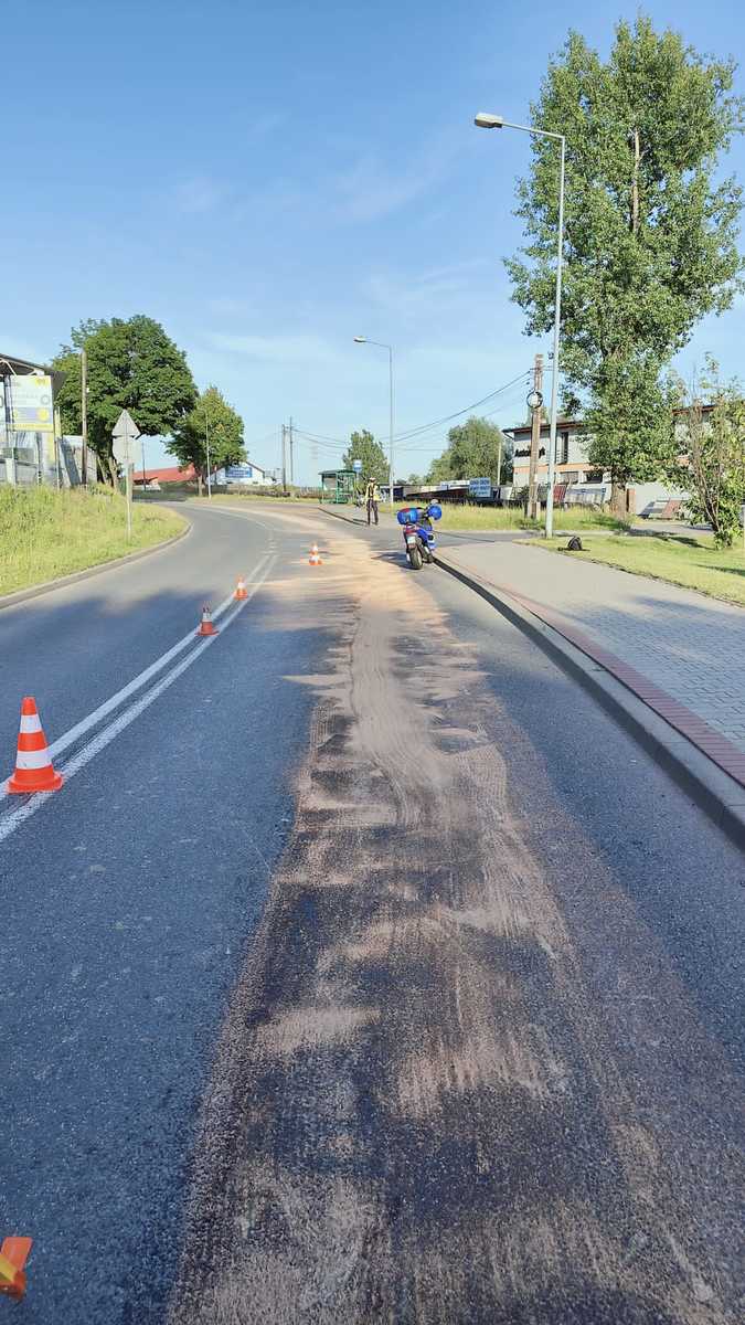 Zdjęcie policjanta oraz miejsce rozlania oleju.