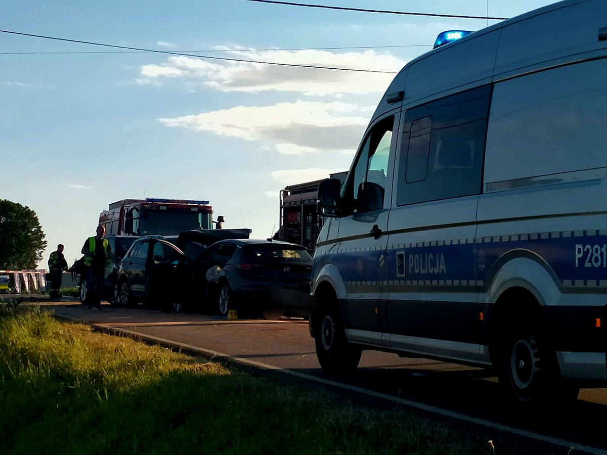 Zdjęcie miejsca zdarzenia oraz uszkodzonych pojazdów oraz służb pracujących na miejscu.