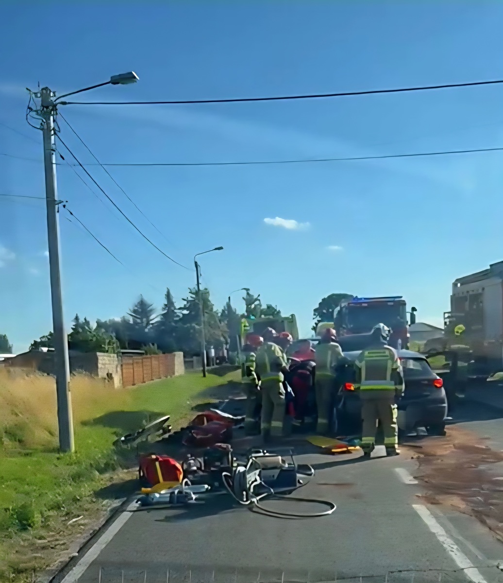 Zdjęcie miejsca zdarzenia oraz uszkodzonych pojazdów oraz służb pracujących na miejscu.