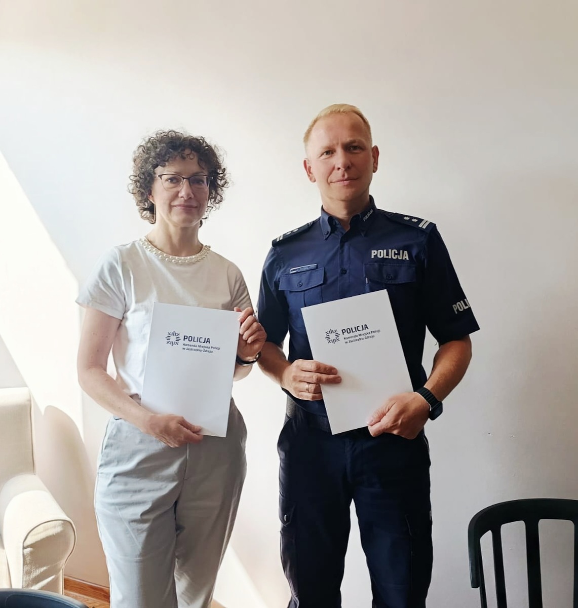 Zdjęcie przedstawiające Pana Komendanta, Panią Dyrektor.