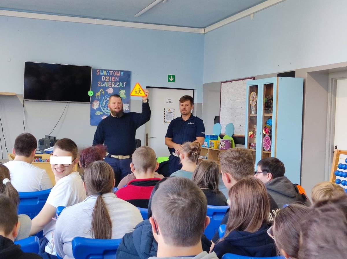 Zdjęcie policjantów oraz dzieci.