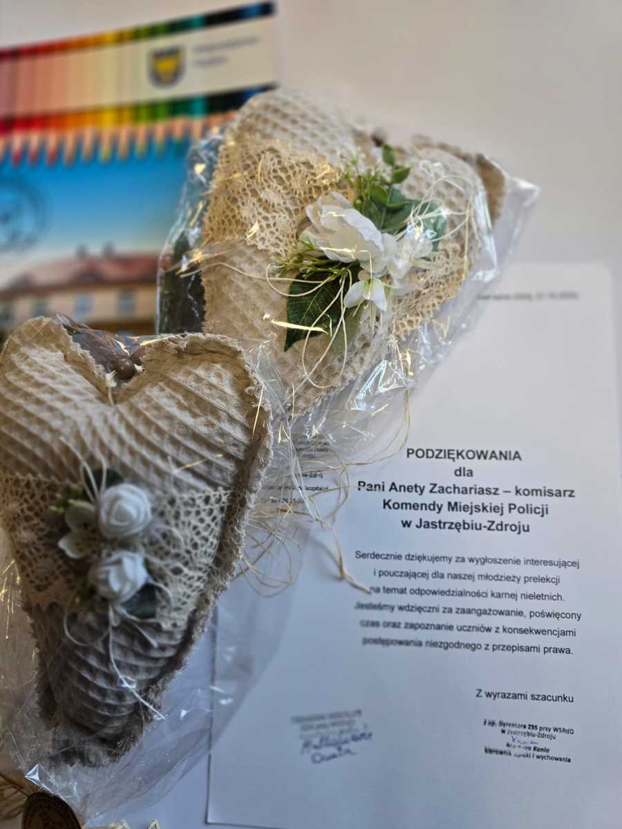 Na pamiątkę spotkania, policjanci otrzymali prace ręczne wykonane przez uczniów szkoły. Przemyscy policjanci będą kontynuować cykl spotkań w kolejnych szkołach, aby dotrzeć do jak najszerszego grona młodych odbiorców.