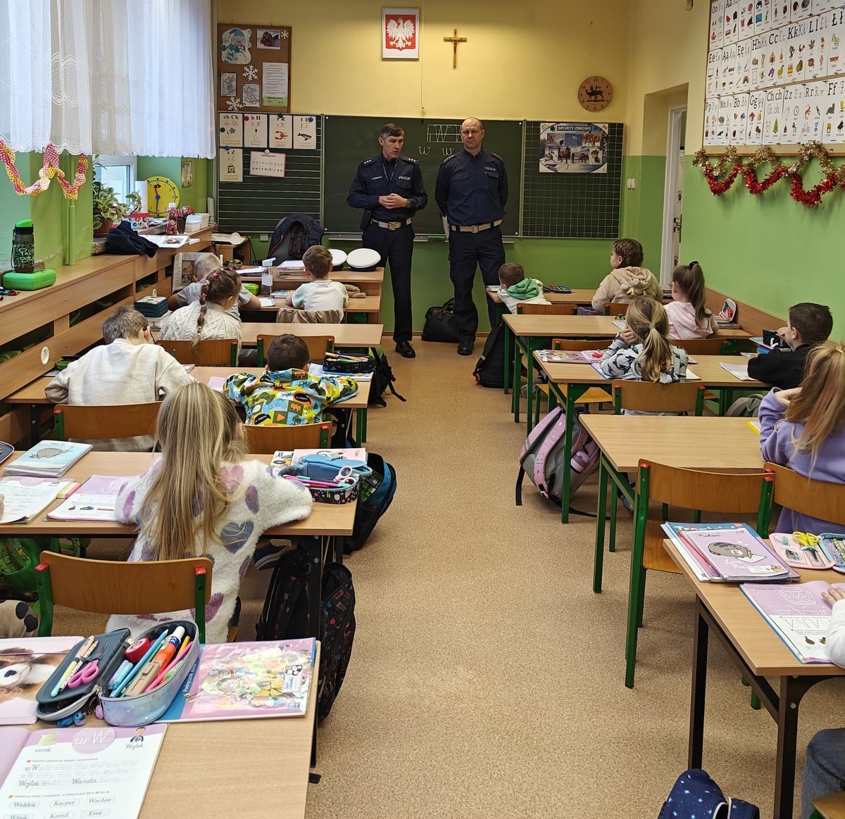 Zdjęcie Policjanta oraz dzieci.