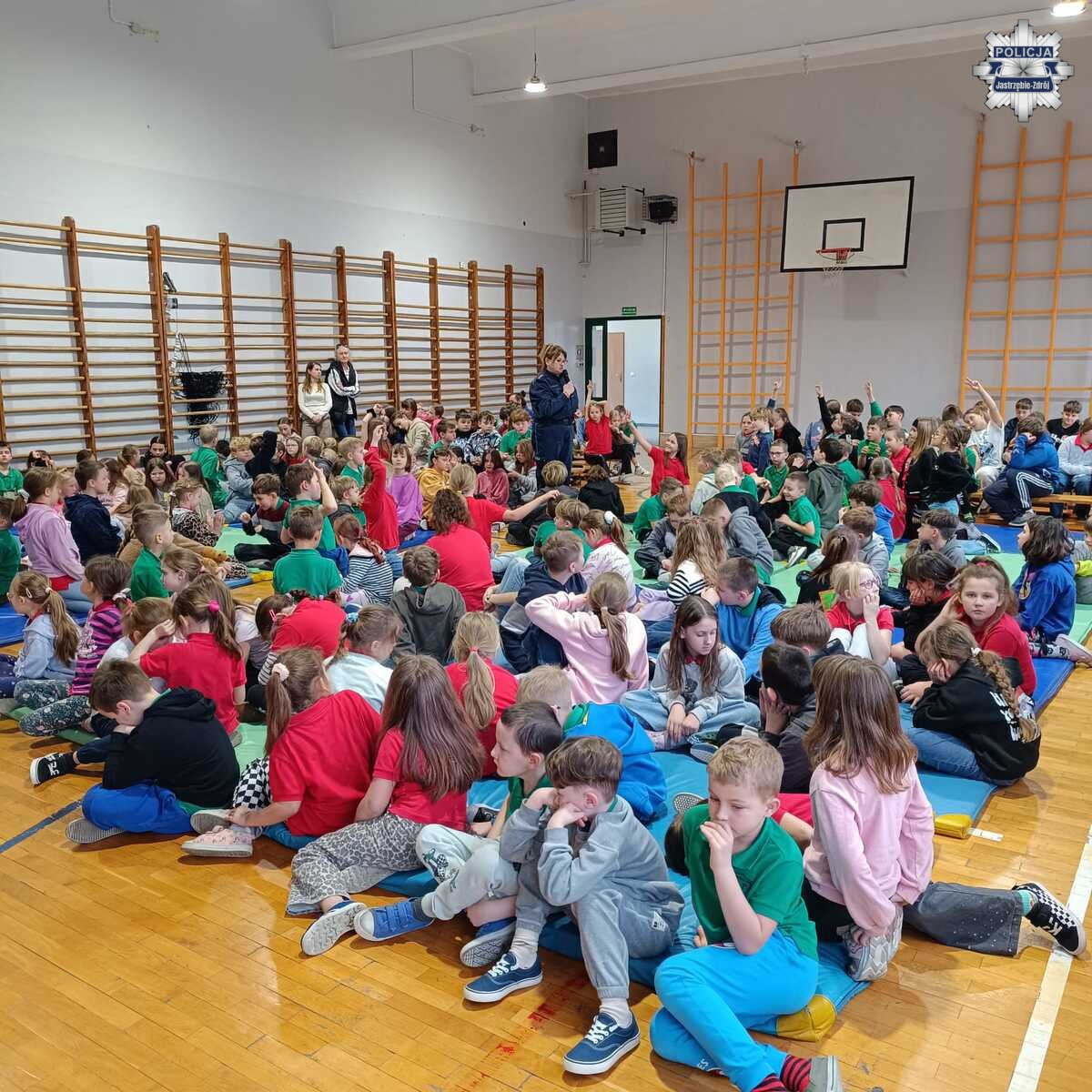 Policjantka oraz zebrane dzieci.