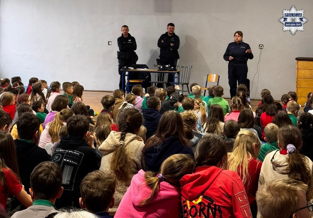 Policjantka, policjanci oraz zebrane dzieci.