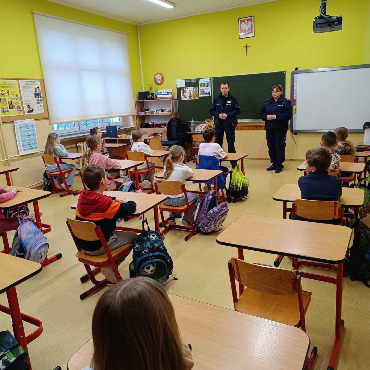 Policjanci i uczniowie.