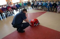 policjanci podczas prelekcji z dziećmi