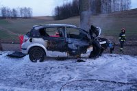 Fotografia kolorowa. Na zdjęciu widać samochód, który w wyniku wypadku uległ spaleniu.