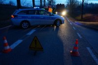 Fotografia kolorowa. Na zdjęciu widać służby ratunkowe zabezpieczające miejsce wypadku.