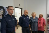 Fotografia kolorowa. Na zdjęciu widać uczestników debaty, która odbyła się w Klubie Seniora przy ulicy Mazowieckiej w Jastrzębiu-Zdroju oraz policjantów z jastrzębskiej komendy.