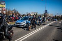 Fotografia kolorowa. Przedstawia uczestników przejazdu motocyklowego oraz policjantów zabezpieczających to wydarzenie.