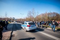 Fotografia kolorowa. Przedstawia uczestników przejazdu motocyklowego oraz policjantów zabezpieczających to wydarzenie.