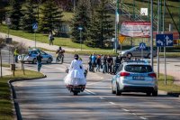 Fotografia kolorowa. Przedstawia uczestników przejazdu motocyklowego oraz policjantów zabezpieczających to wydarzenie.