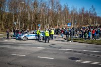 Fotografia kolorowa. Przedstawia uczestników przejazdu motocyklowego oraz policjantów zabezpieczających to wydarzenie.