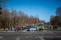 Fotografia kolorowa. Przedstawia uczestników przejazdu motocyklowego oraz policjantów zabezpieczających to wydarzenie.