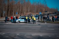 Fotografia kolorowa. Przedstawia uczestników przejazdu motocyklowego oraz policjantów zabezpieczających to wydarzenie.