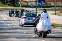 Fotografia kolorowa. Przedstawia uczestników przejazdu motocyklowego oraz policjantów zabezpieczających to wydarzenie.