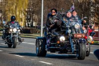 Fotografia kolorowa. Przedstawia uczestników przejazdu motocyklowego oraz policjantów zabezpieczających to wydarzenie.