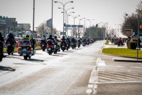 Fotografia kolorowa. Przedstawia uczestników przejazdu motocyklowego oraz policjantów zabezpieczających to wydarzenie.