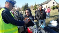 Fotografia kolorowa. Przedstawia uczestników przejazdu motocyklowego oraz policjantów zabezpieczających to wydarzenie.