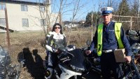 Fotografia kolorowa. Przedstawia uczestników przejazdu motocyklowego oraz policjantów zabezpieczających to wydarzenie.