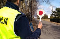 Zdjęcie kolorowe. Policjant ruchu drogowego.