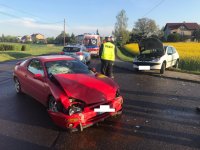 Zdjęcie kolorowe. Przedstawiające samochody uczestniczące w zdarzeniu drogowym.