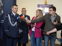 Zdjęcie kolorowe. Prezentacja nowego wzoru umundurowania wyjściowego dla policjantów.